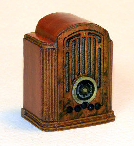MiniatureAntiqueRadio1